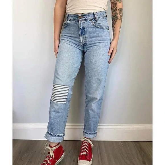 Vintage LEVI’S 550 Student Orange Tab Size 25 Petite Light Wash Patch Distress